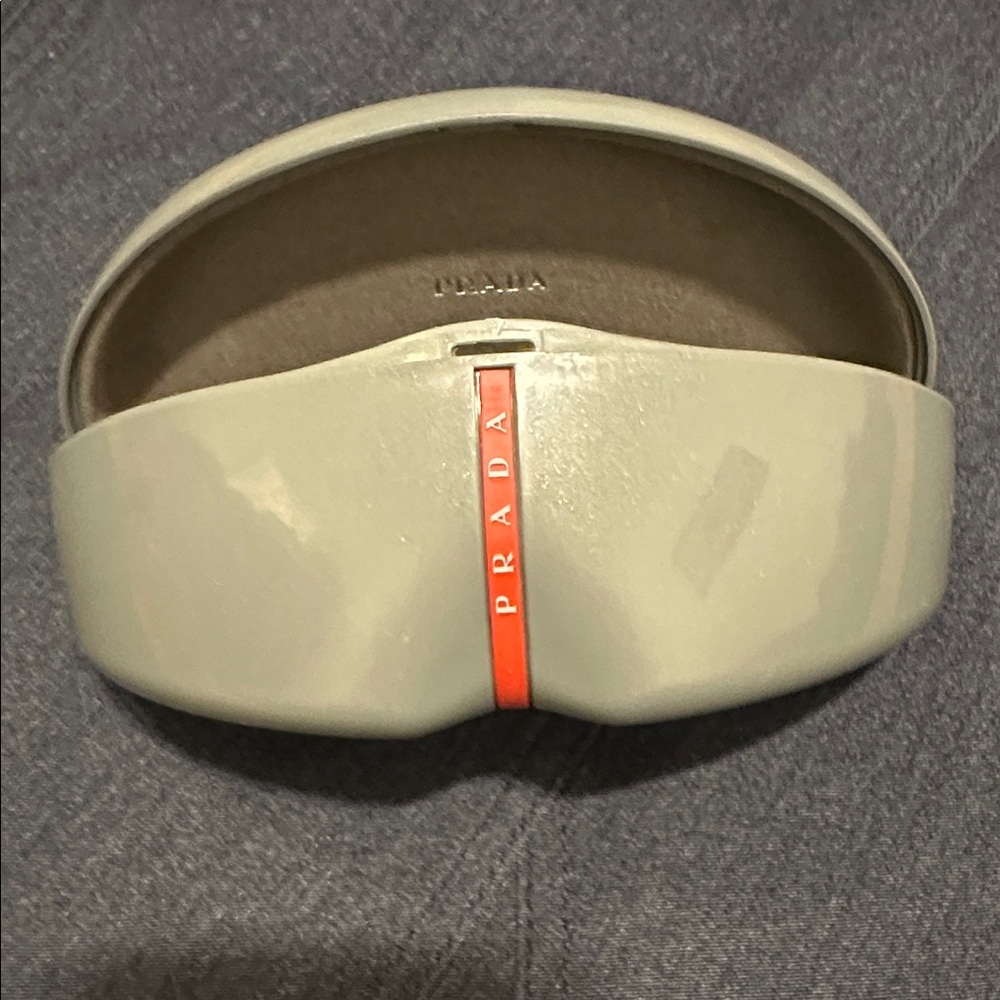Prada
Hard case sunglass
